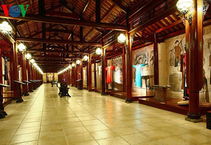 Hai phía tường theo chiều dài nhà là không gian trưng bày chính. Bên phải (theo lối vào) là trưng bày lịch sử áo dài với những bộ áo dài qua từng thời kỳ.