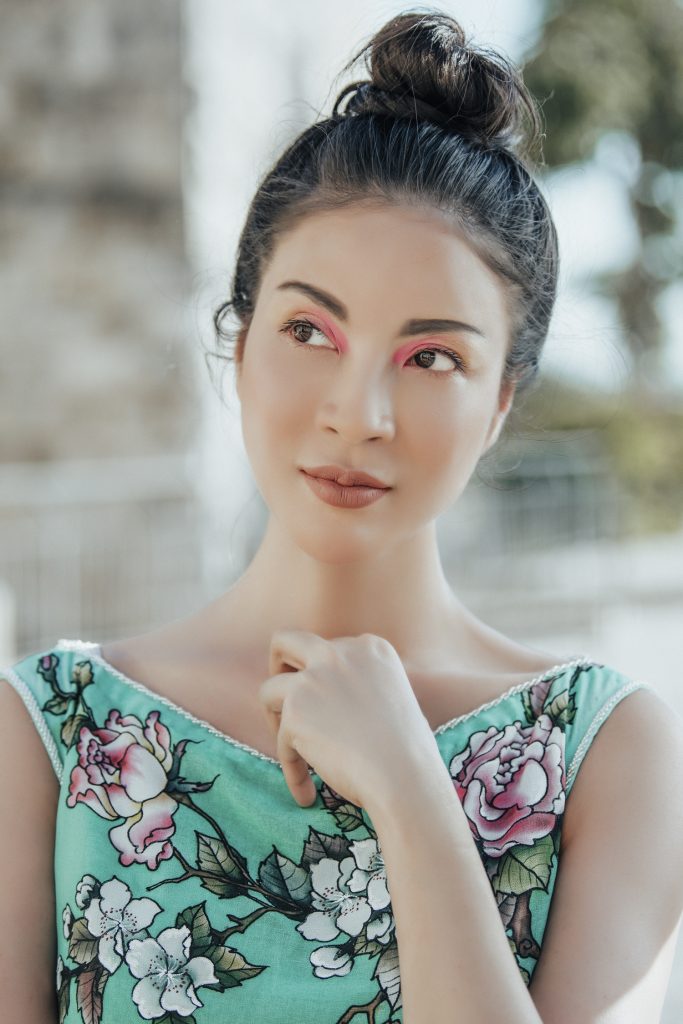 Trong chuyến công tác tại Israel, MC Thanh Mai đã có pha gây ấn tượng khi chọn diện áo dài in hoa độc đáo của nhà thiết kế Sĩ Hoàng